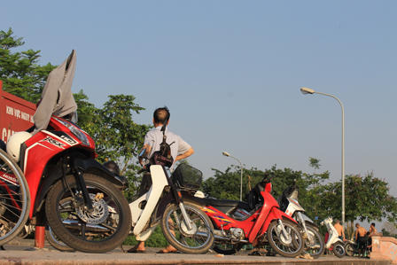 Nắng nóng, người Hà Nội biến hồ Tây thành bãi biển